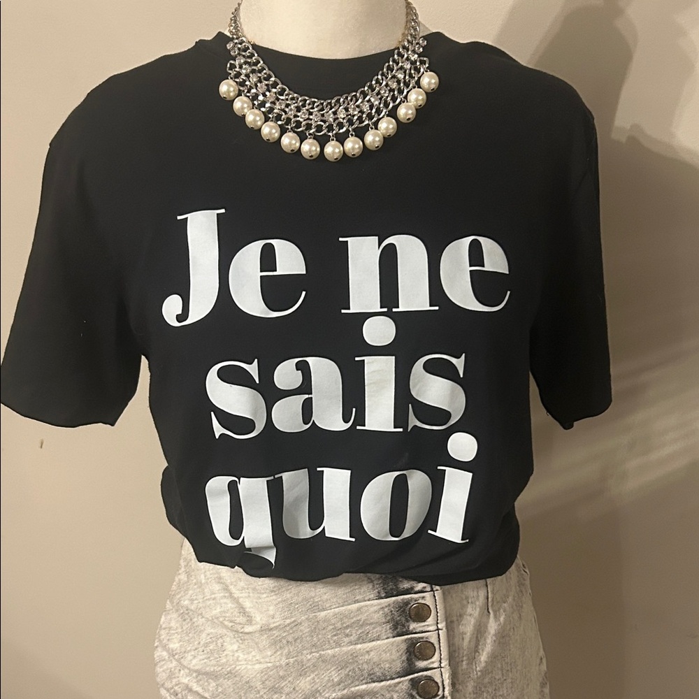 Je Ne Sais Quoi Black Graphic Tee small